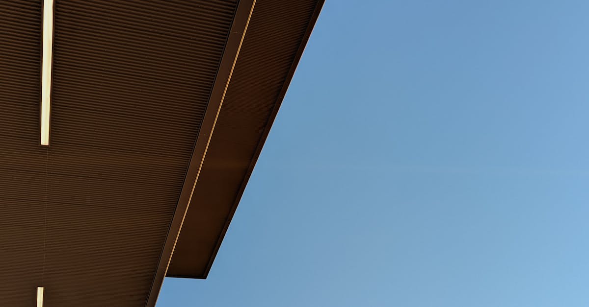 Avoiding Falls and Injuries While Cleaning Roofs